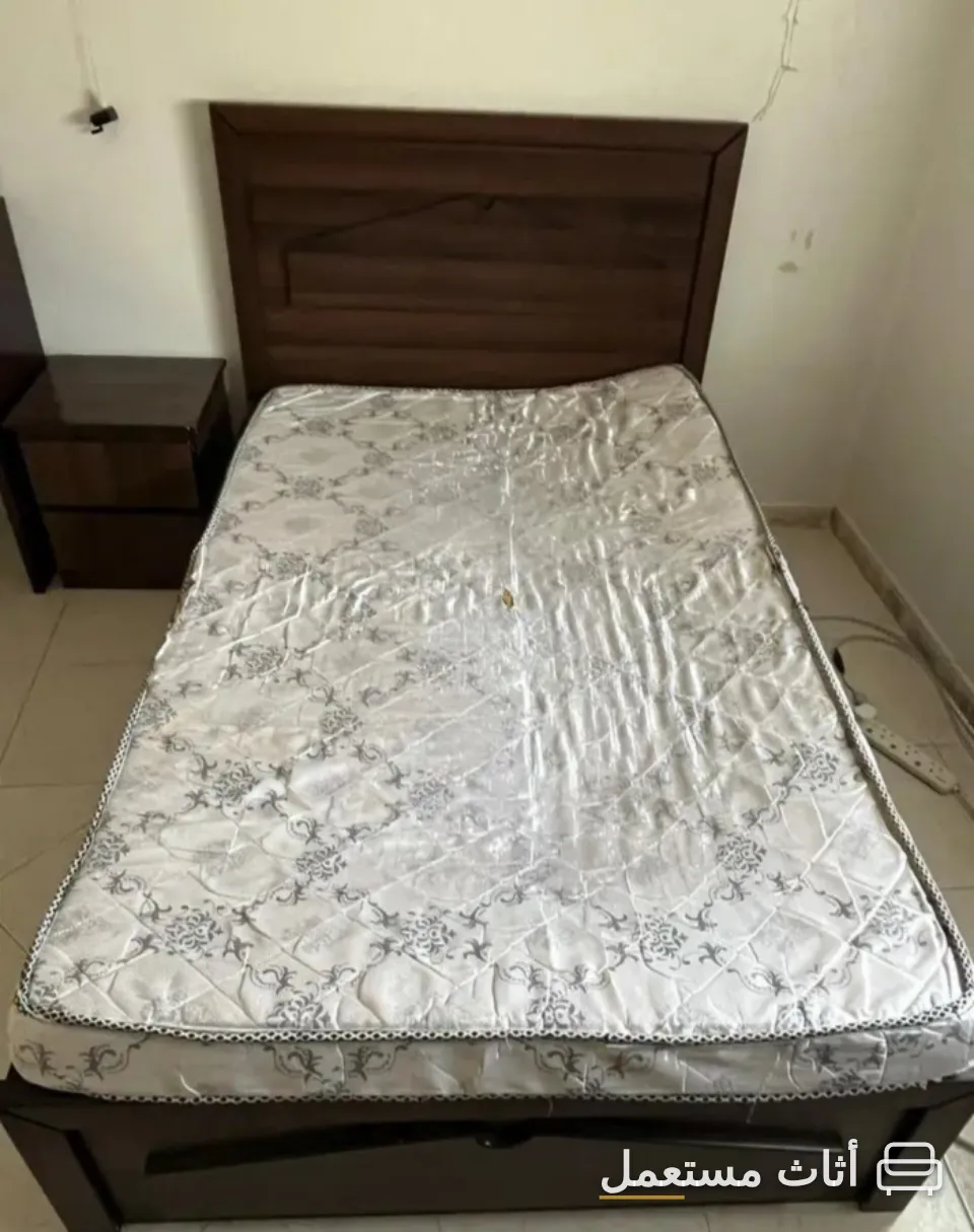 غرفة نوم سرير ودولاب وكومودينة للبيع — صورة 3