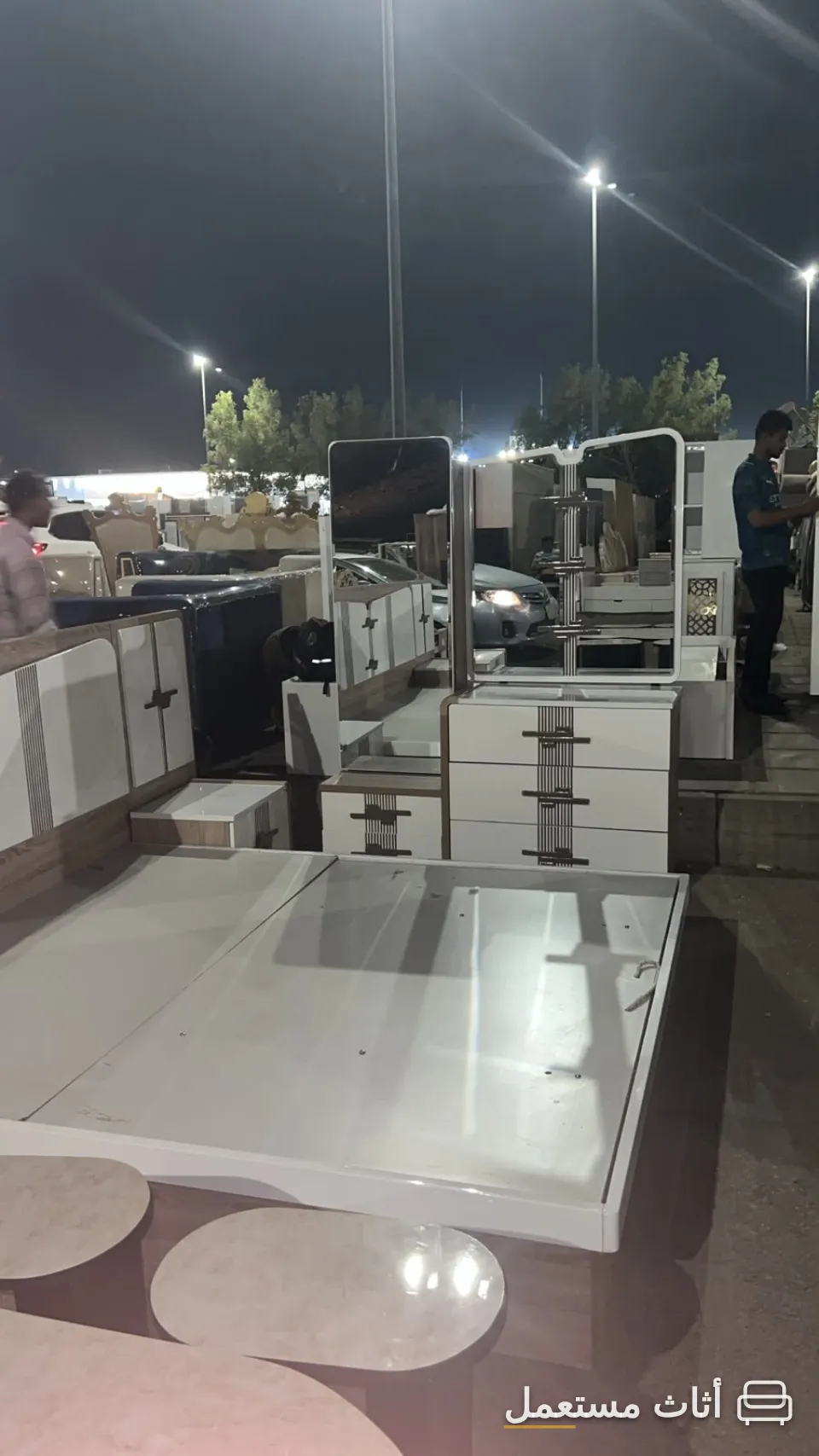 غرفة نوم مودرن أبيض وخشبي — صورة 1