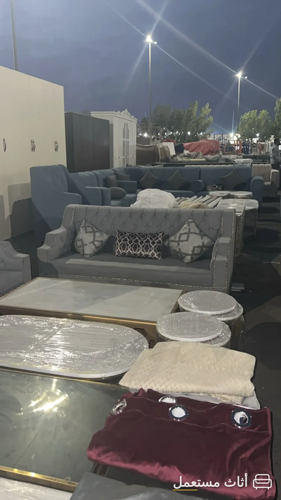 طقم كنب رمادي مستعمل مع طاولة — صورة 2
