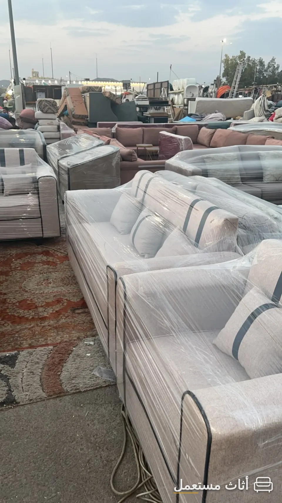 طقم كنب مجلس بيج مع طاولات جانبية — صورة 3