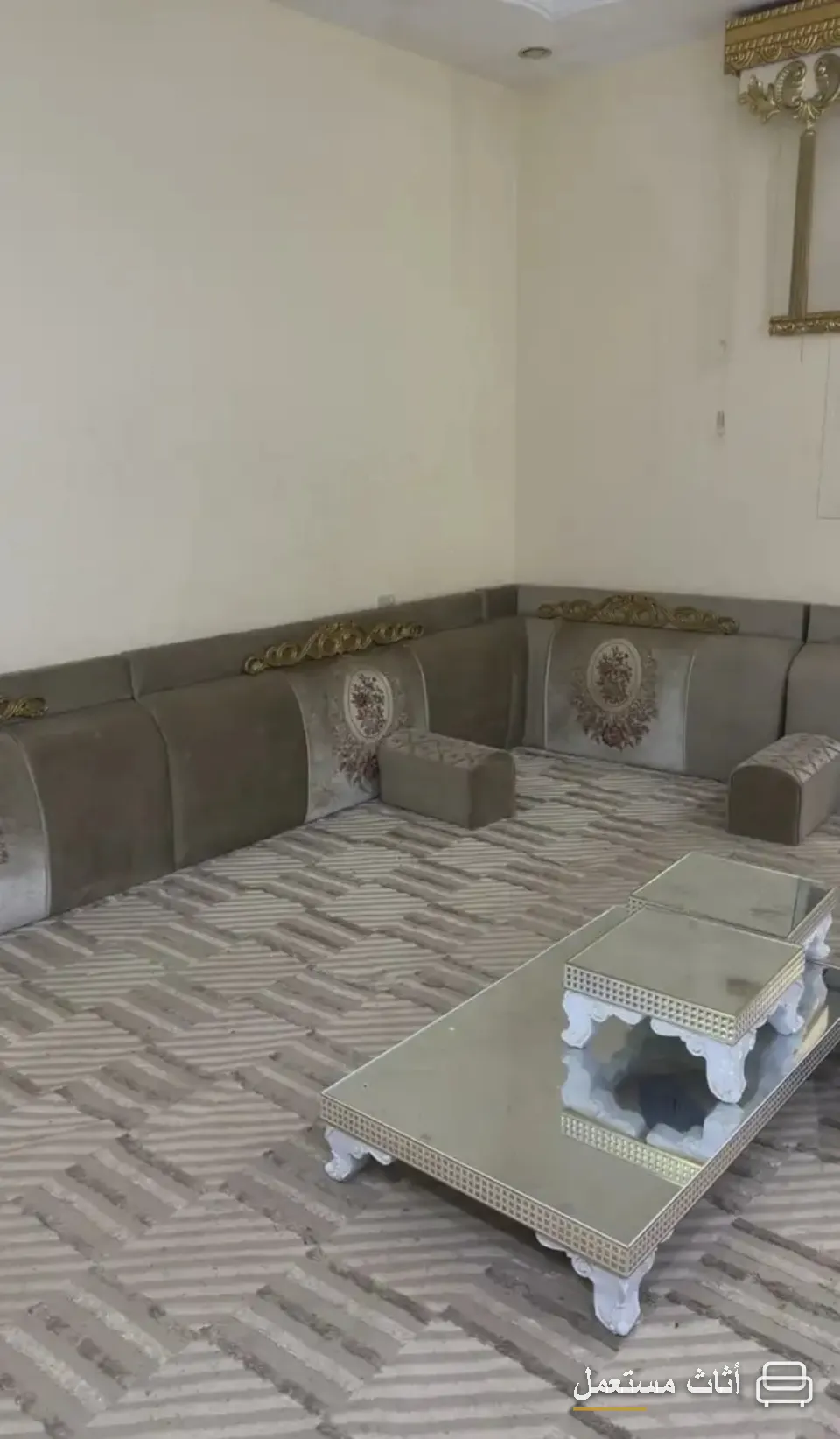 مجلس كنب مستعمل مع طاولات بتصميم فاخر — صورة 1