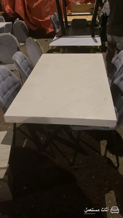طاولة طعام رخامية مع كراسي رمادية للبيع