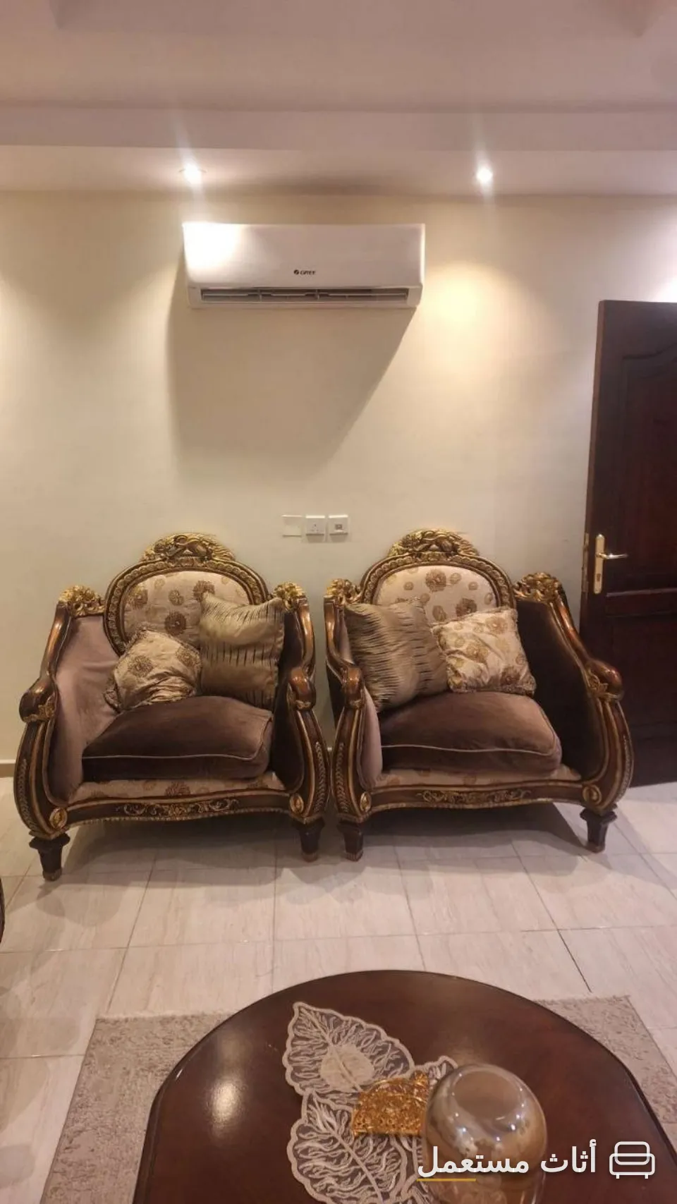 طقم كنب مجلس كلاسيكي فاخر بني وذهبي — صورة 4