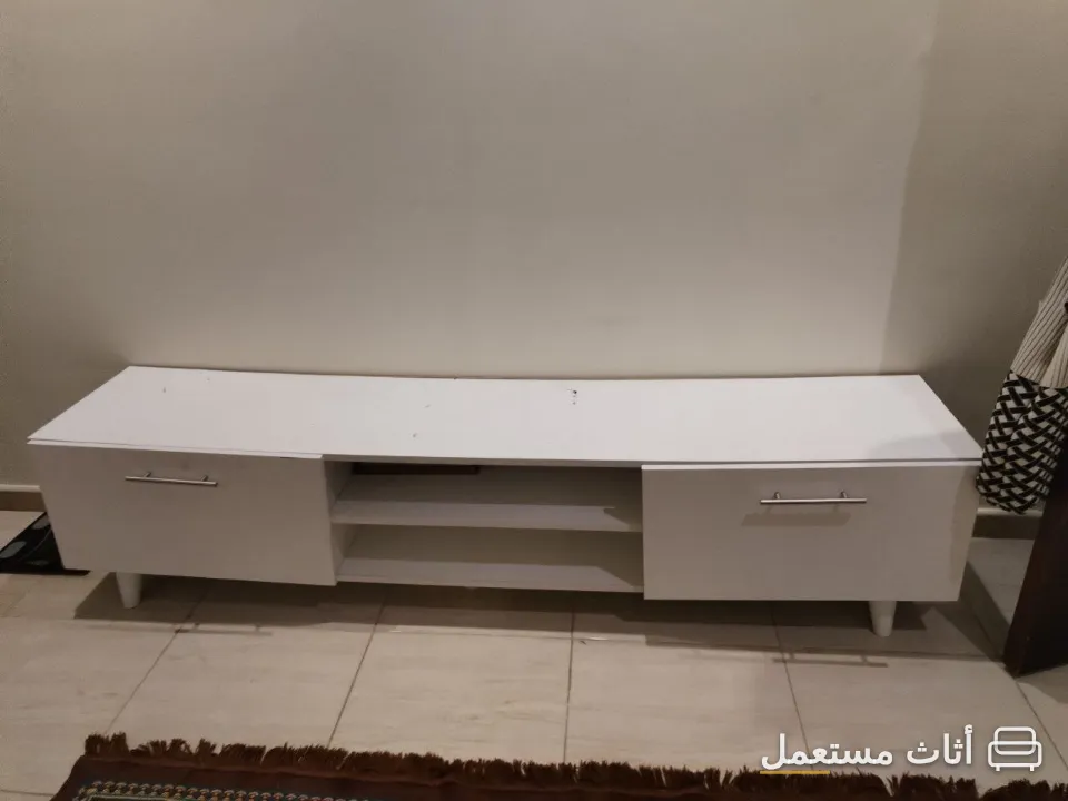 طاولة تلفزيون بيضاء مستعملة مع تخزين — صورة 4