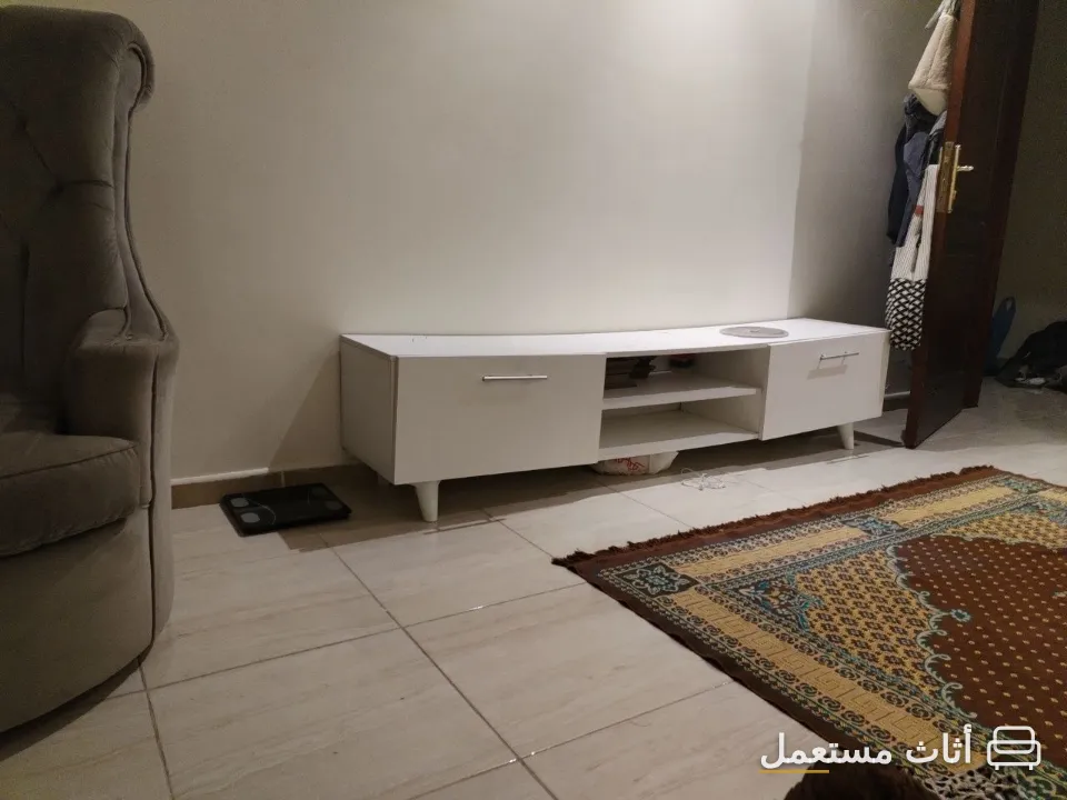 طاولة تلفزيون بيضاء مستعملة مع تخزين — صورة 2